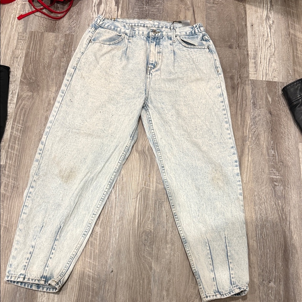 High-Rise Light Wash Mom Jeans - Women